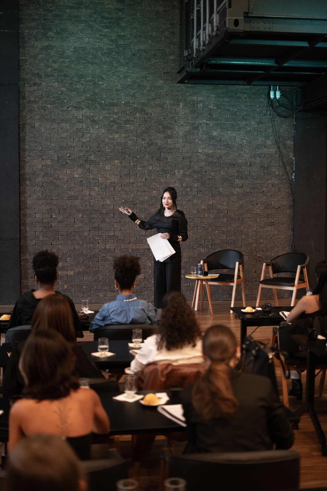 Amanda Kirsche palestrando para alunas em encontro presencial da Ak Stylist Academy