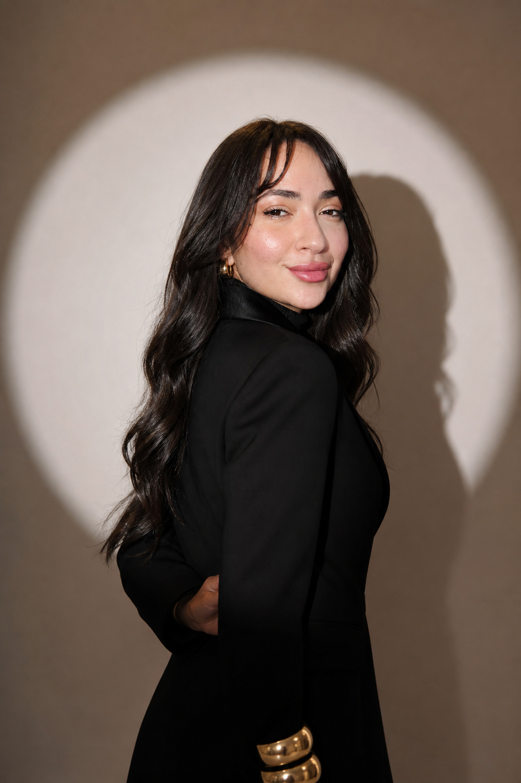 Amanda Kirsche em retrato editorial com blazer preto